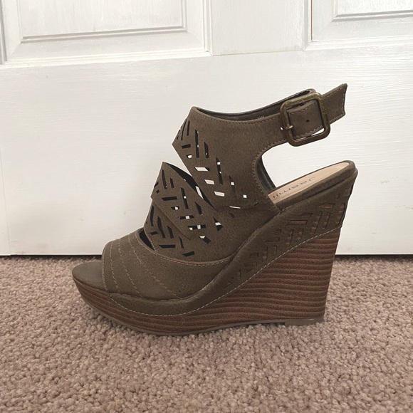 Beautiful Medium Brown Wedges - Picture 2 of 3